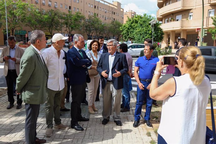 El alcalde de Sevilla durante su visita, junto a vecinos de Sevilla Este.