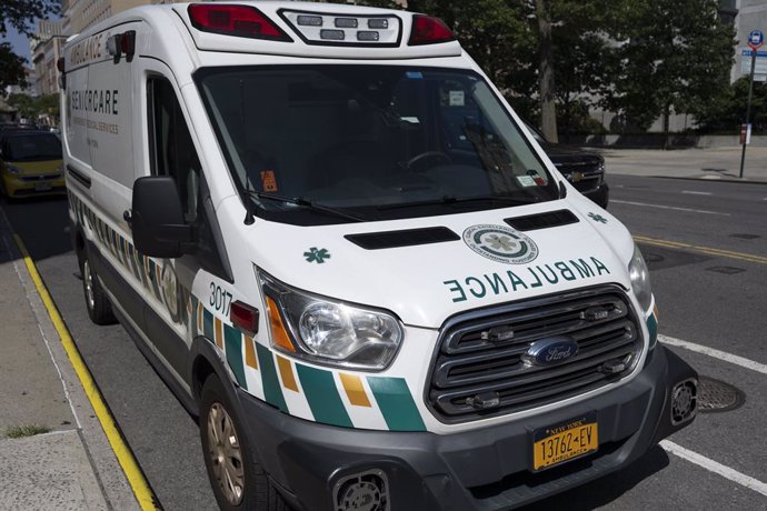 Archivo - August 9, 2023, New York, New York, United States: A Seniorcare Private EMS Emergency Medical Services ambulance.  ..Seniorcare runs corporate contracts with the city to provide 911 EMS services on the FDNY network, in addition to performing pat