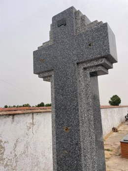 Crucifijo robado en el cementerio de Torrijos.