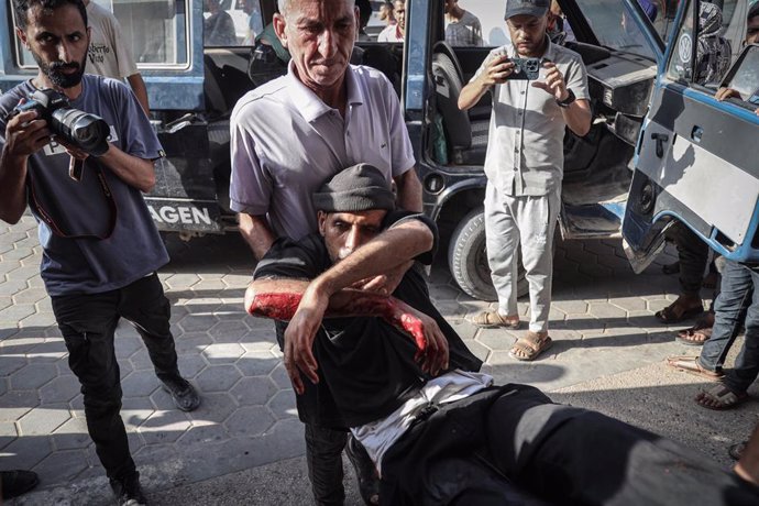 Palestinos heridos en Nuseirat, en la Franja de Gaza