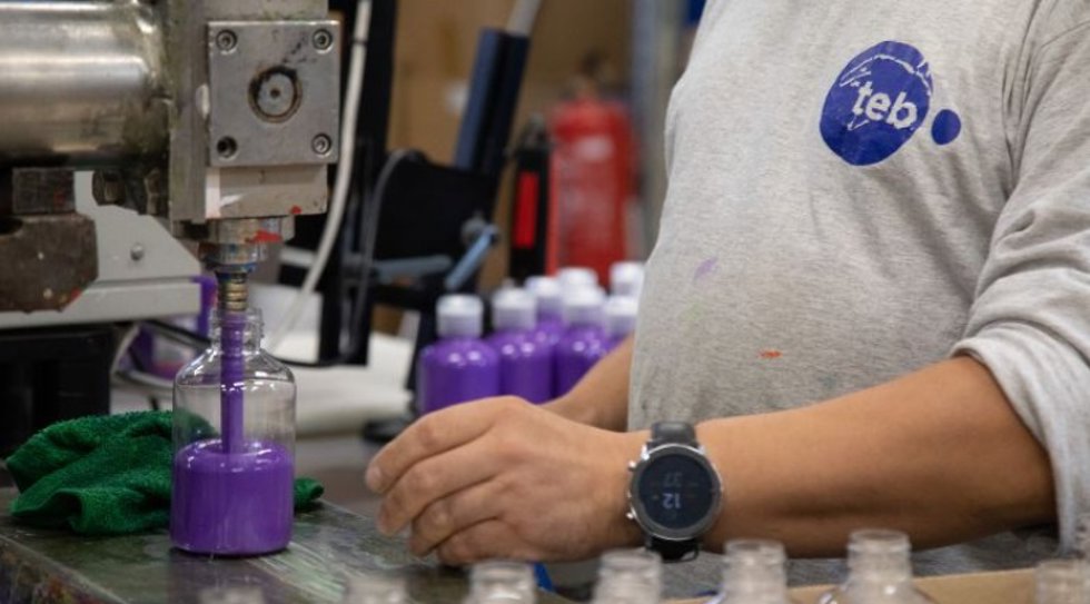 Producción de pinturas acrílicas de la cooperativa catalana TEB