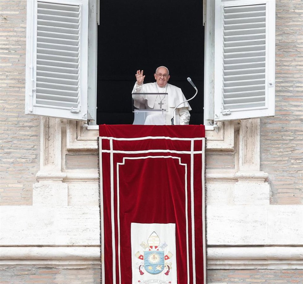 Archivo - El Papa en uno de los rezos del Ángelus