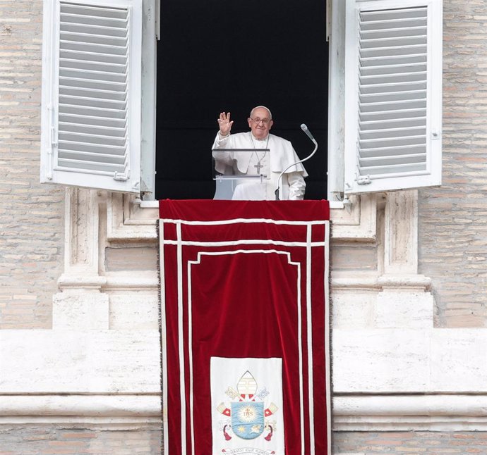 Archivo - January 1, 2024, Vatican City, Vatican City: Pope Francis during the Angelus prayer in St. Peter's Square, Vatican City, 01 January 2024.    ANSA/GIUSEPPE LAMI,Image: 833561031, License: Rights-managed, Restrictions: * Italy Rights Out *, Model 