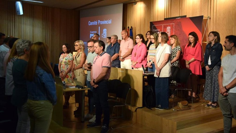 Minuto de silencio en el Comité Provincial del PSOE de Cuenca por las mujeres y menores asesinados.