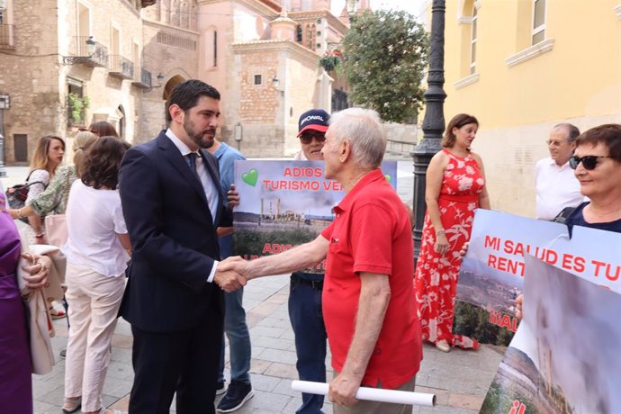 El vicepresidente primero del Gobierno de Aragón y presidente de VOX Teruel, Alejandro Nolasco, junto a los vecinos afectados por la posible instalación de la central de biomasa en el barrio de la Fuenfresca.