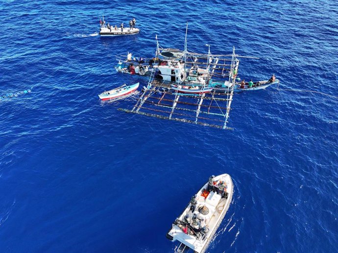 Guardacostas chinos rescatan a la tripulación de un pesquero filipino 