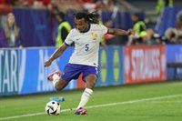 El futbolista Jules Kounde rebutja el vot a Agrupació Nacional, un partit "fundat en l'odi al pròxim"