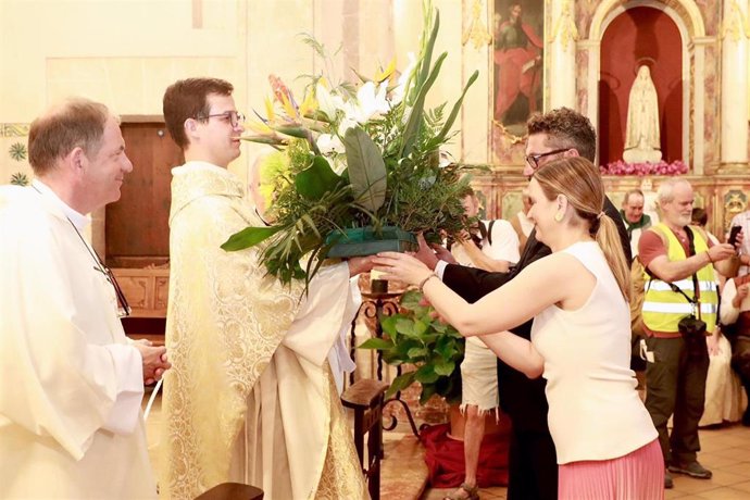 La presidenta del Govern, Marga prohens, y el alcalde de Marratxí, Jaume Llompart, realizan la ofrenda a Sant Marçal