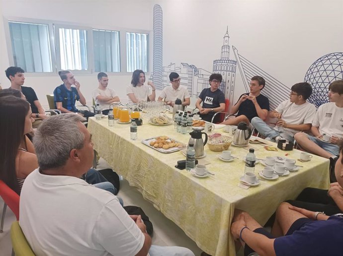 El grupo de estudiantes de Bachillerato del IES San Isidoro de Sevilla durante el ‘Café con Ciencia’ sobre ingeniería aeroespacial.