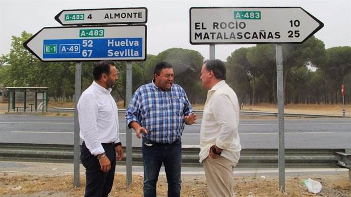 Representantes de Vox en las provincias de Huelva y Sevilla en un cruce de la carretera A-483.
