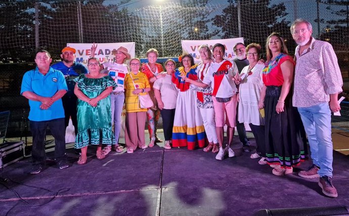 Representantes de diversos países se reúnen en la V Velada Multicultural de Los Milagros en El Puerto.