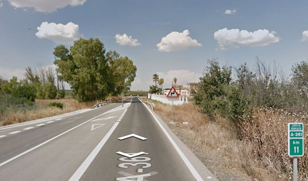 Carretera donde se ha producido el siniestro en el municipio sevillano de Morón de la Frontera.