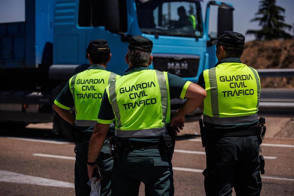 Archivo - Tres agentes de la Guardia Civil durante un control. 
