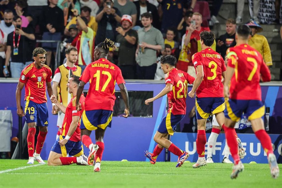 Los jugadores de la selección celebran el 2-1 de Fabián Ruiz en el España-Georgia de octavos de final de la Eurocopa de Alemania 2024