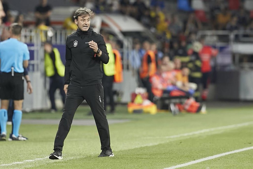 Archivo - Santi Denia da instrucciones durante un partido de la Sub-21