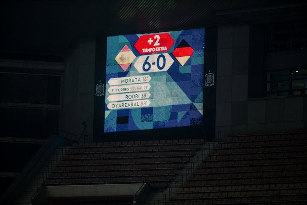 Archivo - Imagen del marcador de La Cartuja con el 6-0 que le endosó España a Alemania en la Liga de Naciones 20-21