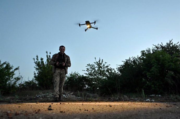 Archivo - April 27, 2024, Zaporizhzhia Region, Ukraine: ZAPORIZHZHIA REGION, UKRAINE - APRIL 27, 2024 - A serviceman of the Steppe Wolves all-volunteer unit operates a drone, Zaporizhzhia Region, southeastern Ukraine.