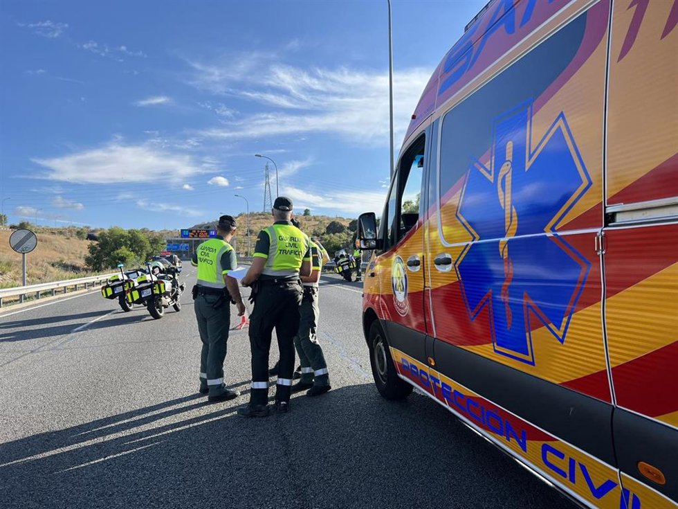 Dos heridos, uno de ellos grave, tras una colisión entre dos turismos y un camión en Vicálvaro