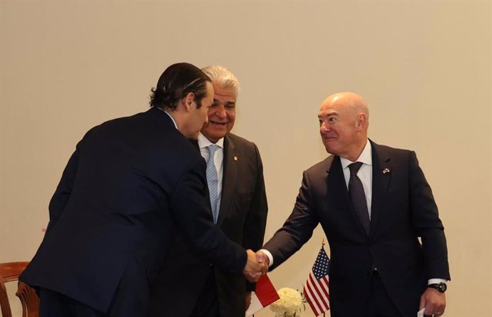 El presidente electo de Panamá, José Raúl Mulino (centro), recibe a la delegación de Estados Unidos, liderada por el secretario de Seguridad Nacional de Estados Unidos, Alejandro Mayorkas, para su toma de posesión