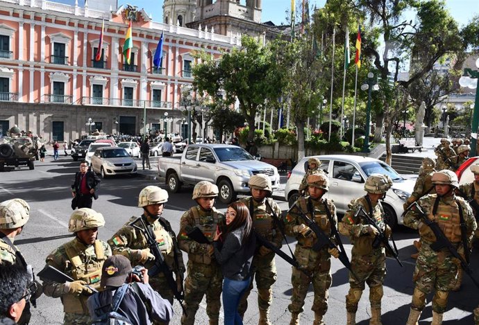 Militares de Bolivia cercando la sede del Gobierno del país en La Paz