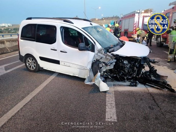 Dos heridos en Sevilla en un accidente de tráfico en la SE-30 en dirección a Camas