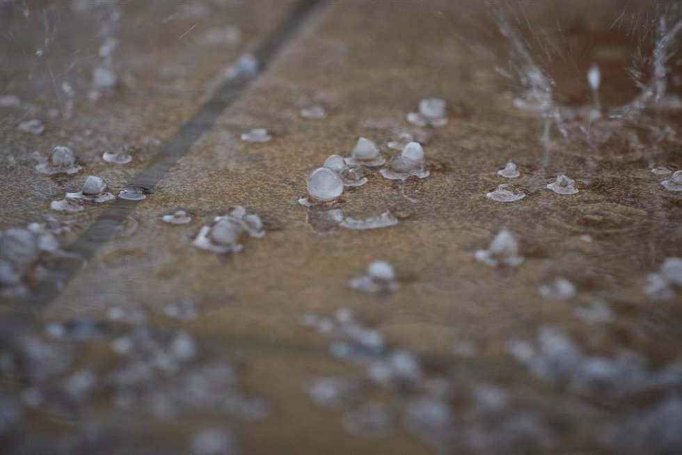 Archivo - Granizo en el suelo.