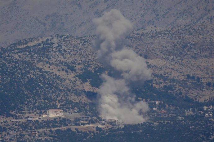 Columna de humo tras un bombardeo del Ejército de Israel contra la localidad de Kafarchuba, en el sur de Líbano (archivo)