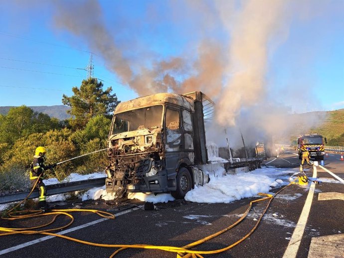 Arde un camión cargado de ruedas en la A-52, a su paso por Melón (Ourense)