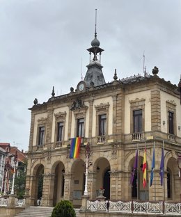 Fachada del Ayuntamiento de Villaviciosa con la bandera LGTBI