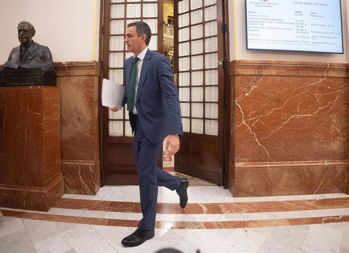 El presidente del Gobierno, Pedro Sánchez, sale de una sesión de control al Gobierno, en el Congreso de los Diputados, a 26 de junio de 2024, en Madrid (España).  