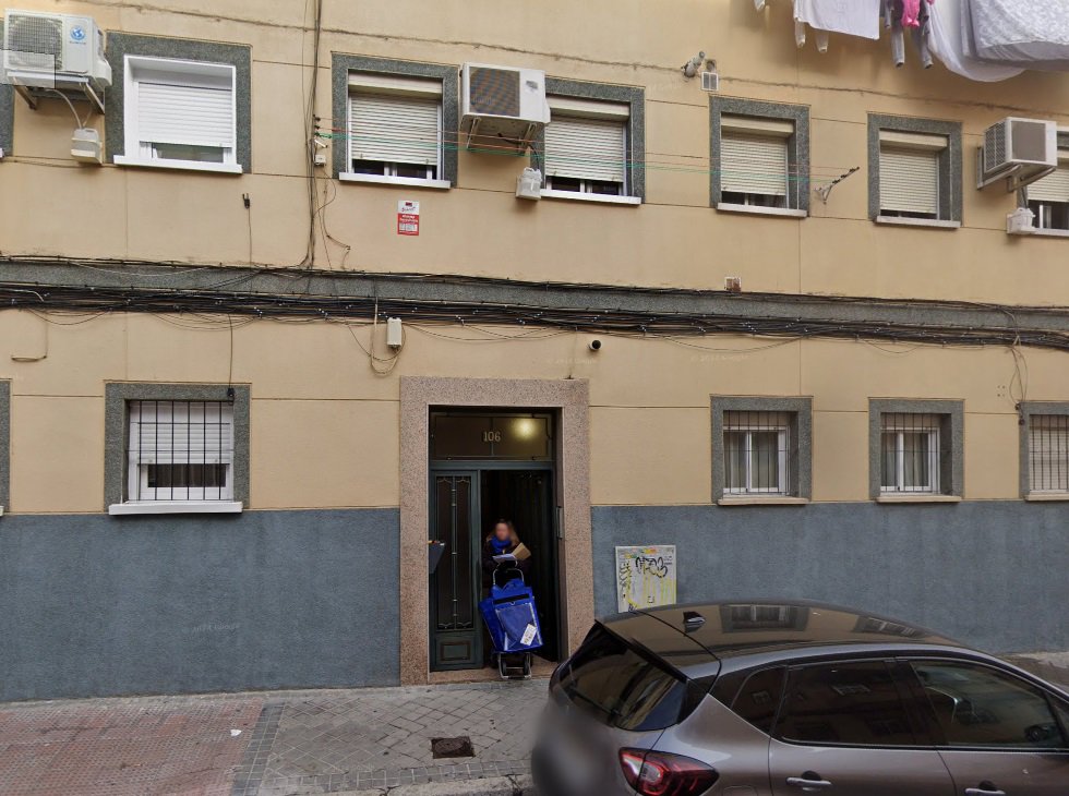 Archivo - Hallan un bebé recién nacido junto a un portal de viviendas en Carabanchel