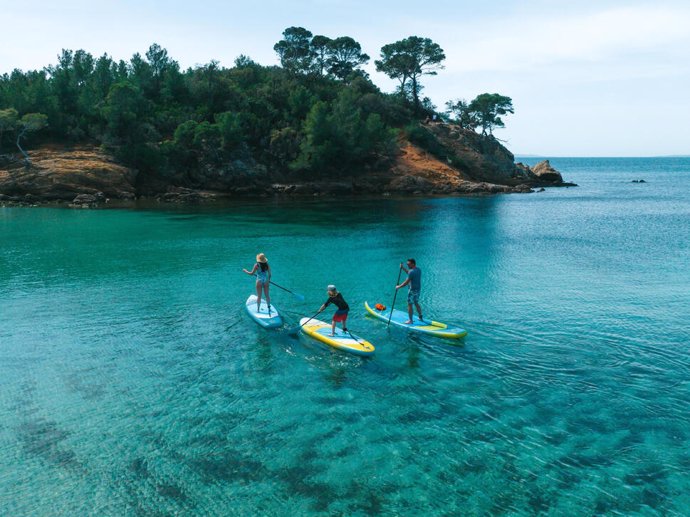 Decathlon lanza su servicio de alquiler a pie de playa en Mallorca.