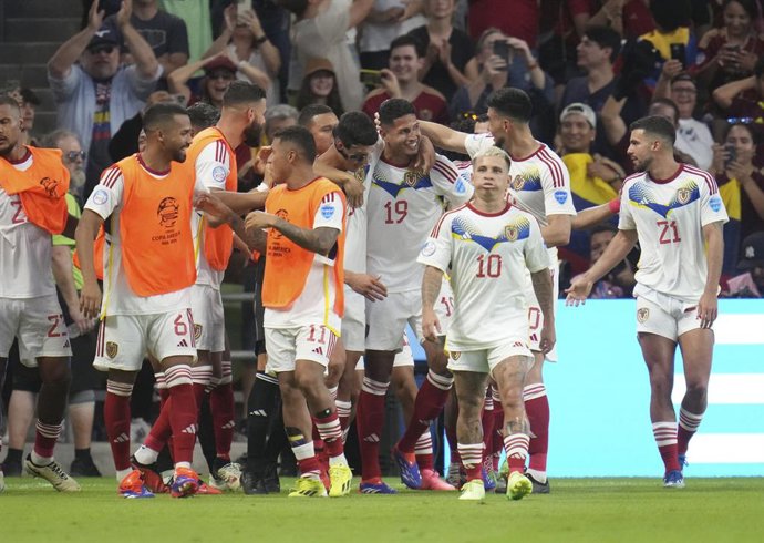 30 June 2024, US, Austin: Venezuela's Eric Ramirez celebrates scoring his side's third goal with team mates during the CONMEBOL Copa America 2024 Group B soccer match between Jamaica and Venezuela at Q2 Stadium. Photo: Bob Daemmrich/ZUMA Press Wire/dpa