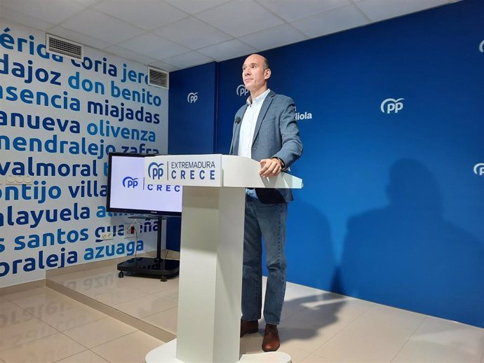 El portavoz del PP de Extremadura, José Ángel Sánchez Juliá, en rueda de prensa en Mérida