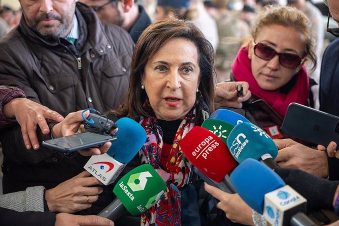 Archivo - La ministra de Defensa, Margarita Robles atiende a los medios de comunicación.