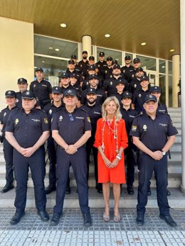 La subdelegada del Gobierno en Huelva, María José Rico, y el comisario jefe provincial, Quintín Méndez, reciben a los 20 policías nacionales de la XXXIX Promoción que se incorporan a la Comisaría.