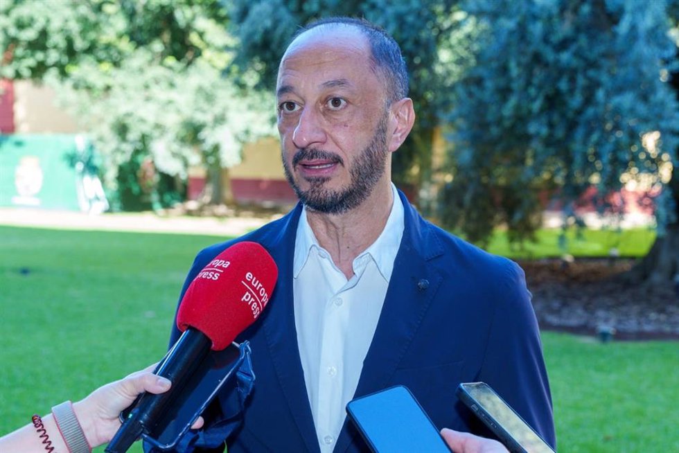 El secretario del Área Institucional y Grandes Ciudades del PSOE, Alfonso Rodríguez Gómez de Celis, en una atención a medios.