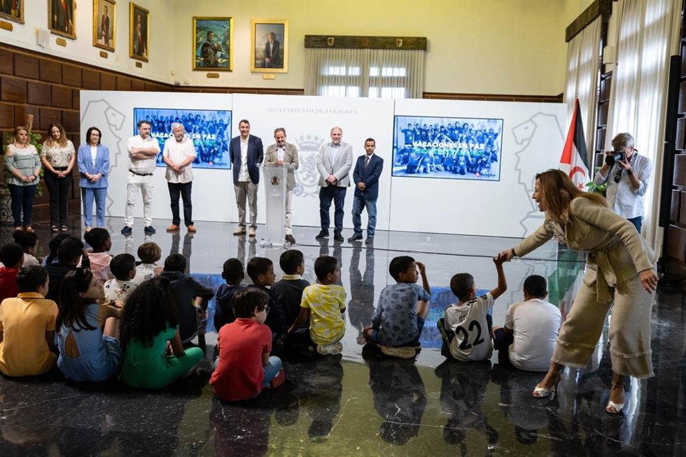 La alcaldesa Natalia Chueca saluda a uno de los niños saharauis participantes en el programa Vacaciones en Paz