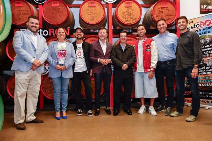 Los participantes en la rueda posan en Destilerías Arehucas.