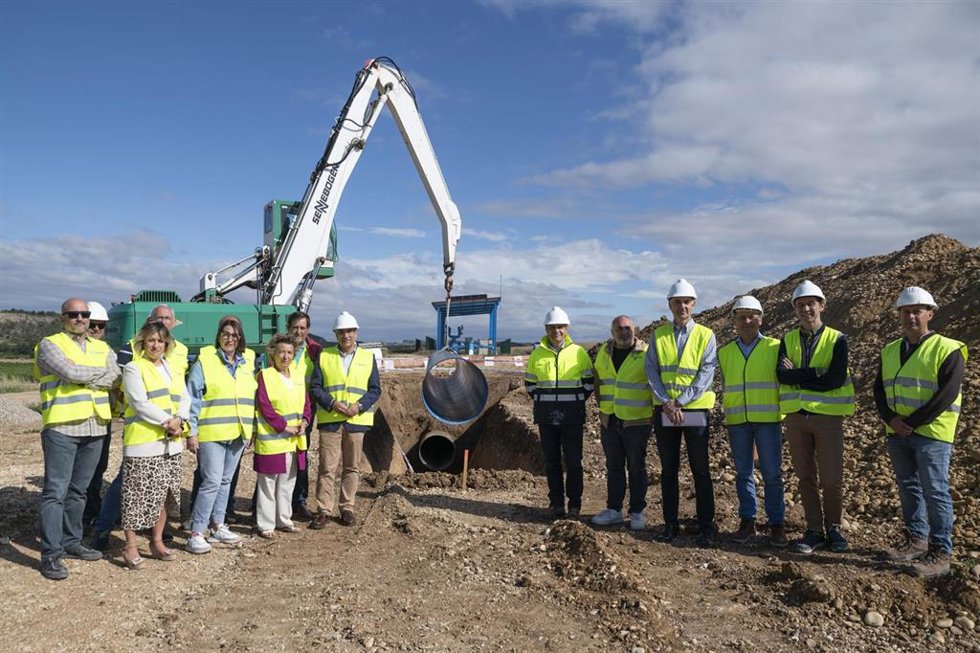 El consejero de Cohesión Territorial del Gobierno de Navarra, Óscar Chivite, visita en Cárcar el avance de las obras de ampliación de la primera fase del Canal de Navarra.