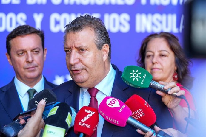 Javier Fernández atiende a los medios junto al presidente de la Comisión de Diputaciones, Cabildos y Consejos Insulares.