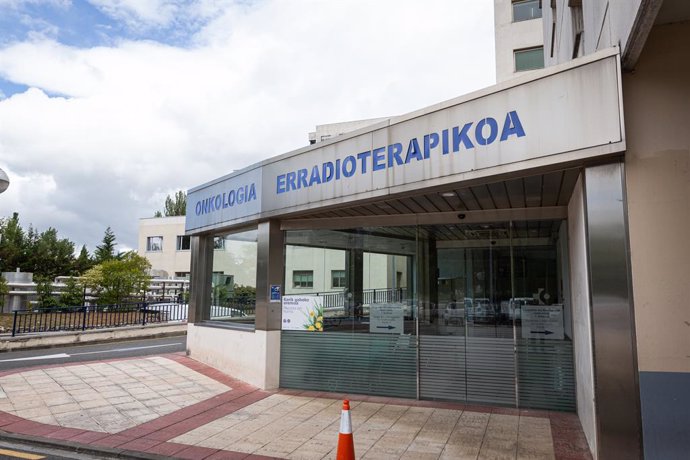 Archivo - Exterior del Hospital de Txagorritxu (Vitoria), donde a consejera de Salud de Euskadi, Nekane Muga, ha confirmado un nuevo foco de coronavirus, con tres personas infectadas --una de ellas profesional sanitario--, y se investiga otro en el de Bas