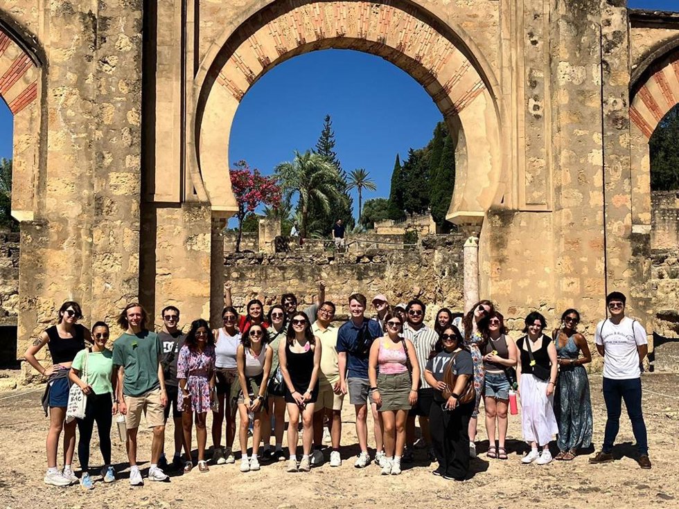 Estudiantes de Loyola Chicago visitan Medina Azahara.