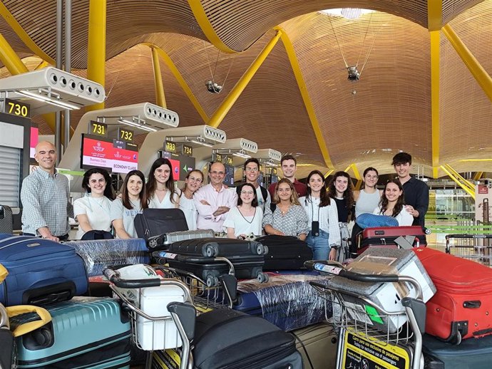 El equipo sanitario del proyecto Elikia de la Universidad de Navarra, en el aeropuerto, antes de viajar al Congo.