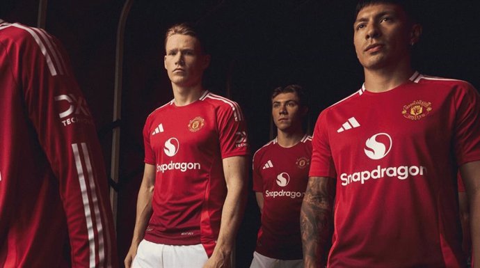 El Manchester United presenta la camiseta para la temporada 2024-2025.