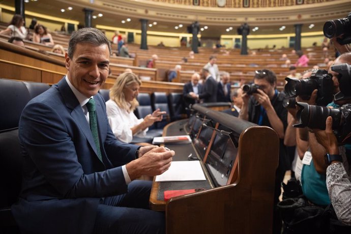 El presidente del Gobierno, Pedro Sánchez la vicepresidenta segunda y ministra de Trabajo, Yolanda Díaz, durante una sesión de control al Gobierno, en el Congreso de los Diputados, a 26 de junio de 2024, en Madrid (España).  La financiación singular para 