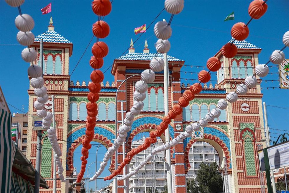 Archivo - Farolillos y portada de la Feria de Sevilla 2024. Imagen de archivo.