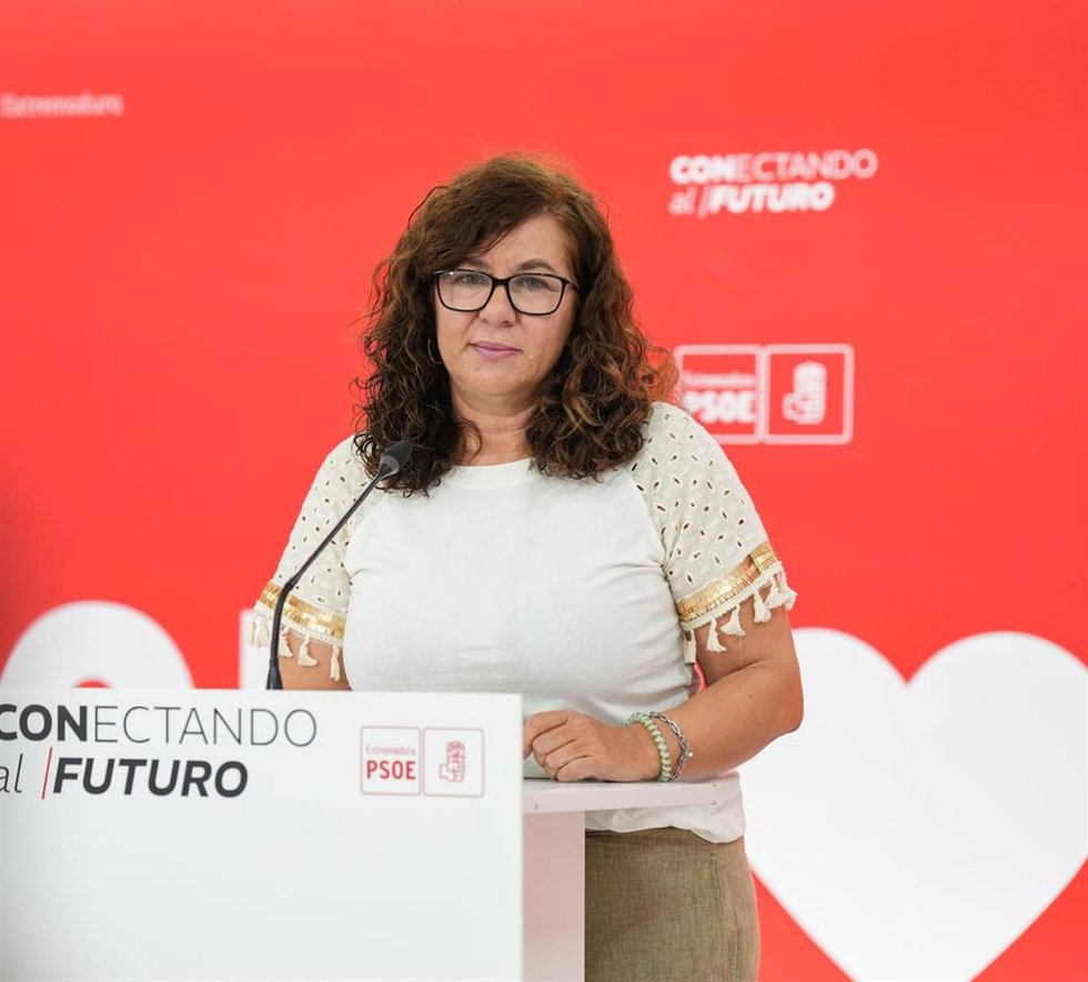 La vicesecretaria general del PSOE de Extremadura, Eva María Pérez, en rueda de prensa en Mérida