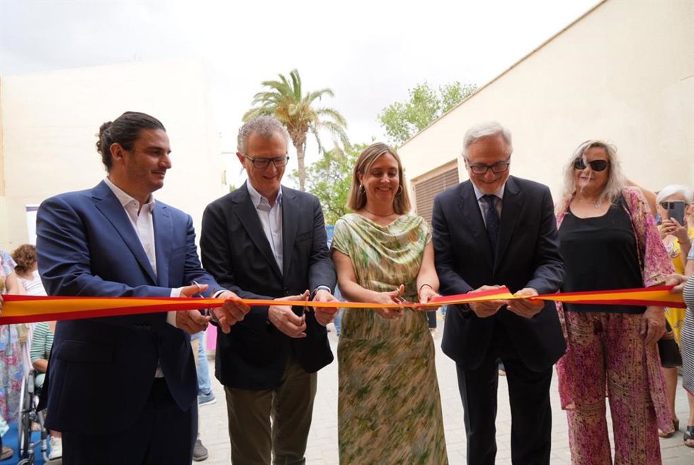 La consejera de Política Social, Conchita Ruiz, y el consejero de Salud, Juan José Pedreño, durante la inauguración del centro de día para mayores de Balsicas