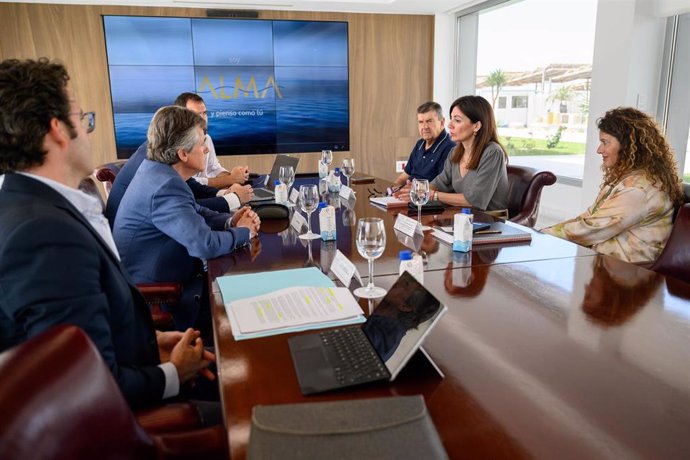 La Autoridad Portuaria de Almería (APA) se reúne con la naviera Alma Cruceros.